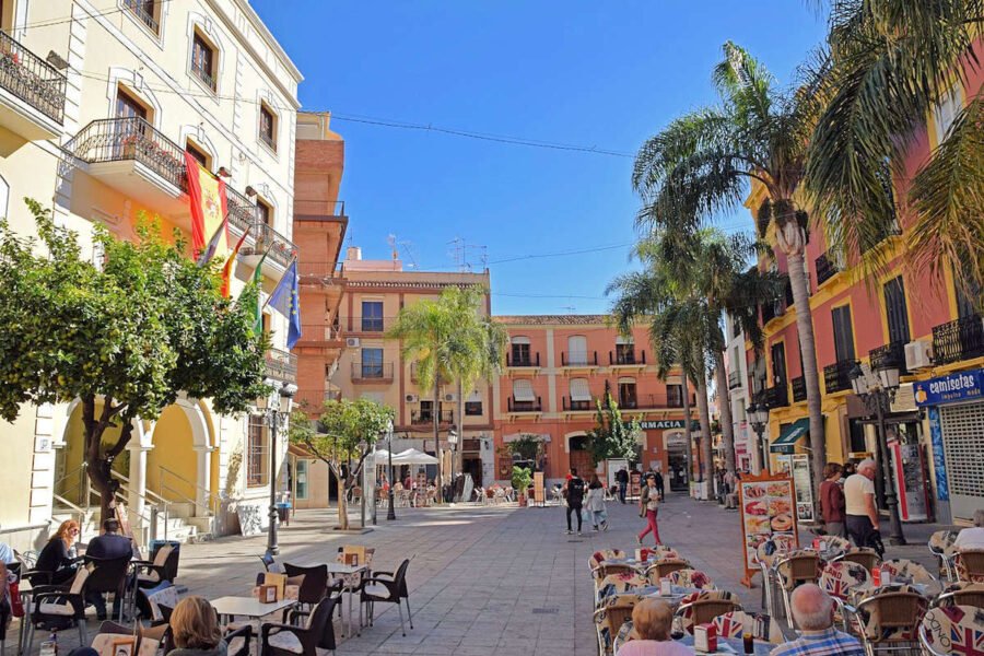 Plaza-de-la-Constitucion-en-Almunecar-900x600